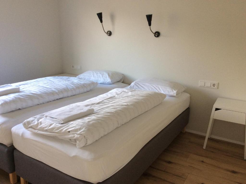 Postel nebo postele na pokoji v ubytování Hvammstangi Hill Homes