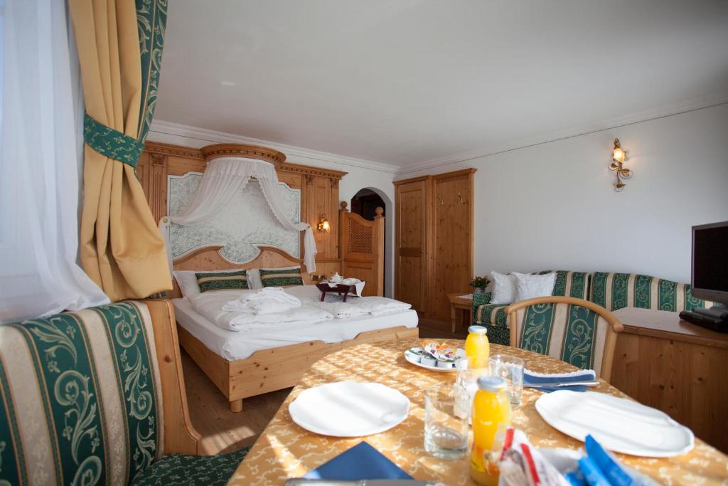 Postel nebo postele na pokoji v ubytování Hotel Chalet all'Imperatore