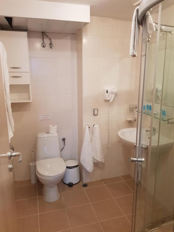 łazienka z toaletą i umywalką w obiekcie Apartment with Sea View in Obzor Beach w Obzorze