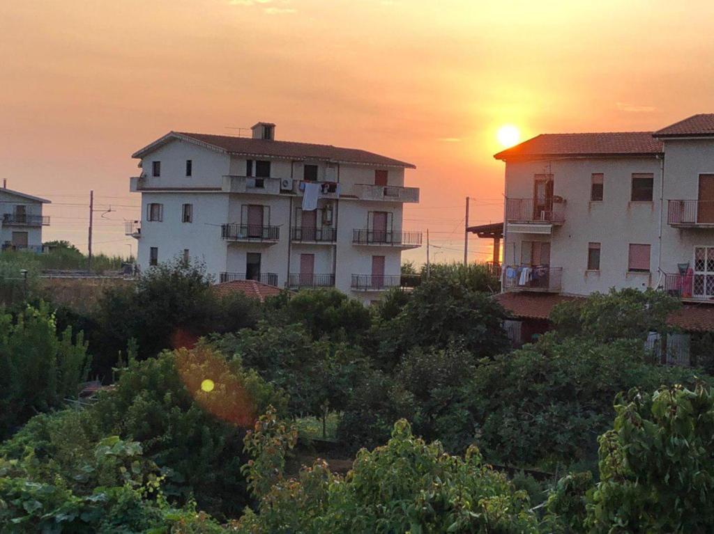 Východ nebo západ slunce při pohledu z apartmánu nebo okolí