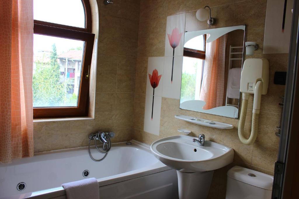 Koupelna v ubytování Family Hotel Sonata