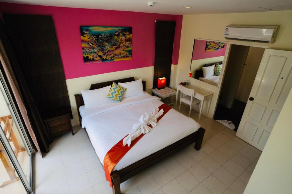 Postel nebo postele na pokoji v ubytování OK Phuket