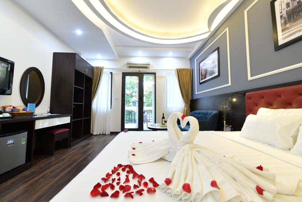 Postel nebo postele na pokoji v ubytování Hanoi Elpis Grand Hotel