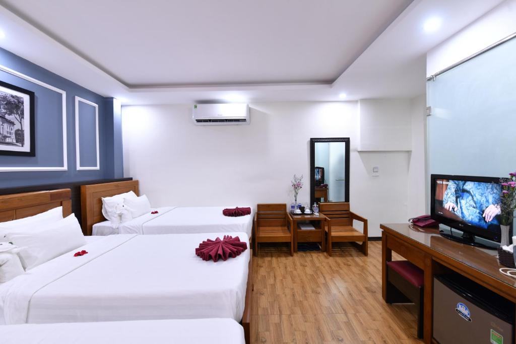 Postel nebo postele na pokoji v ubytování Hanoi Elpis Grand Hotel
