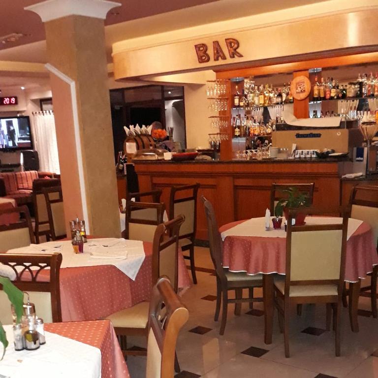 Lounge nebo bar v ubytování Drini Hotel