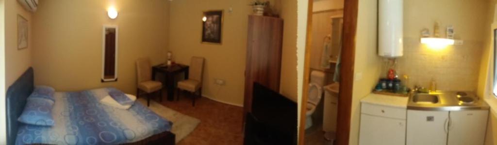 Postel nebo postele na pokoji v ubytování Risan center apartment