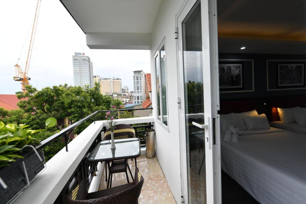 Postel nebo postele na pokoji v ubytování Hanoi Elpis Grand Hotel