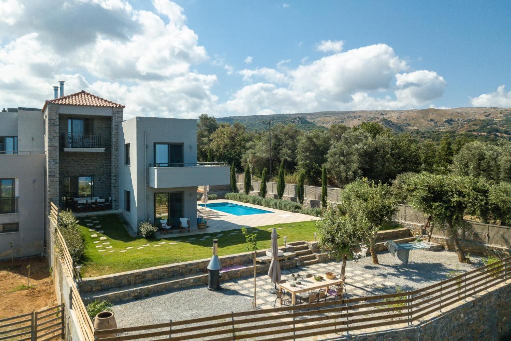 Bazén v ubytování Arion Krini villa nebo v jeho okolí