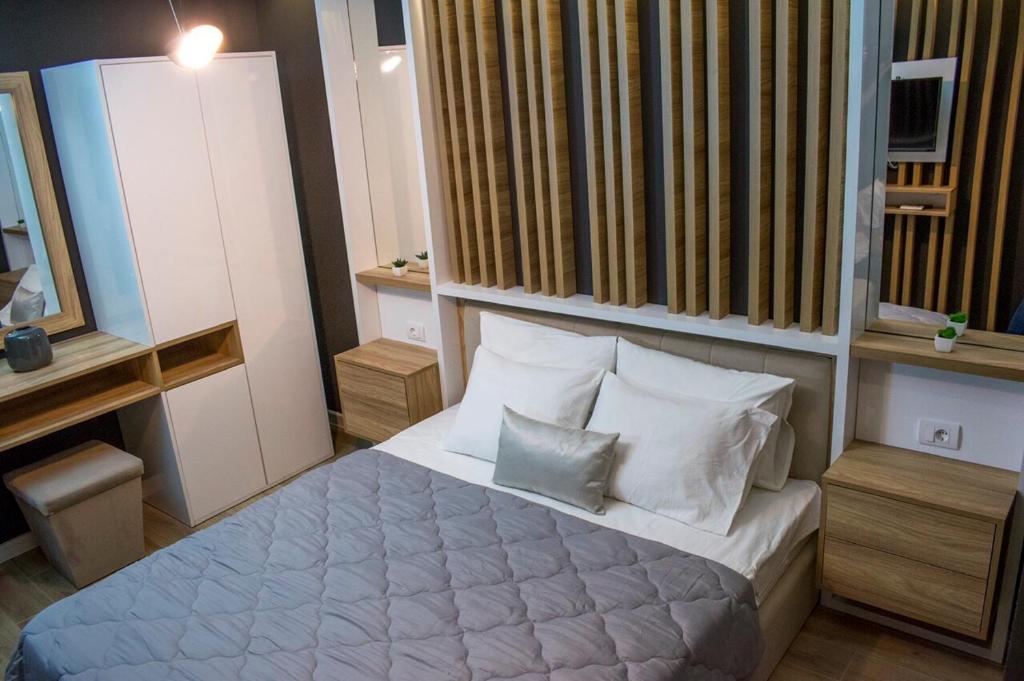 Un pat sau paturi într-o cameră la Apartments Stanaj