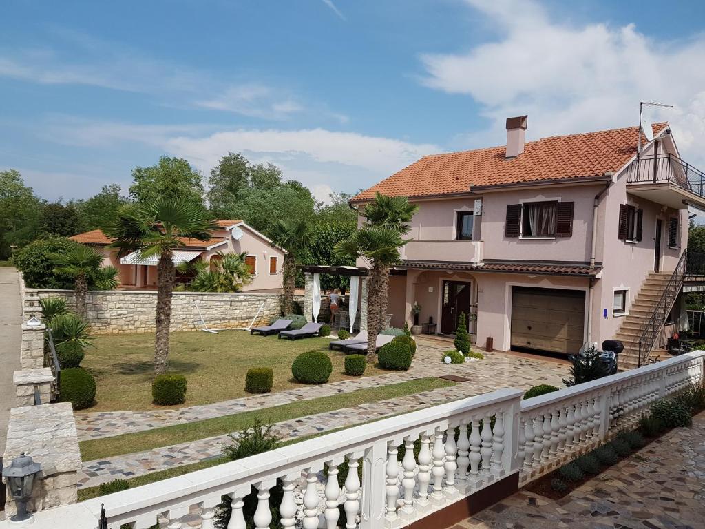 El edificio en el que está la casa vacacional