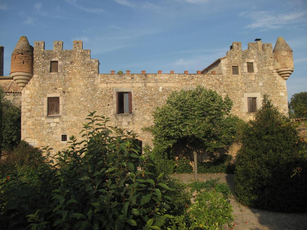 ViladamatにあるMas de San Feliuの櫓付大石造り