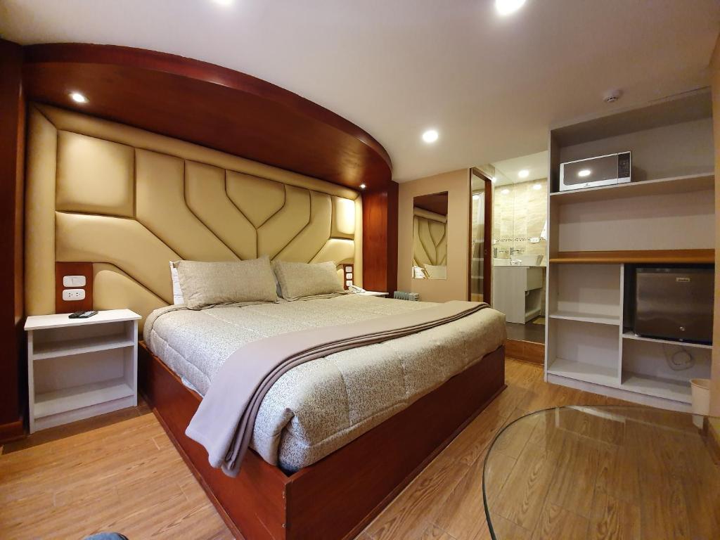 El Mariscal Cusco في كوسكو: غرفة نوم بسرير كبير وتلفزيون بشاشة مسطحة