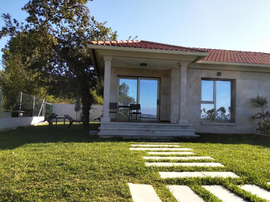 Casa Nueva Playa Areabrava Hio في Hio: منزل به مسار حجري في الفناء
