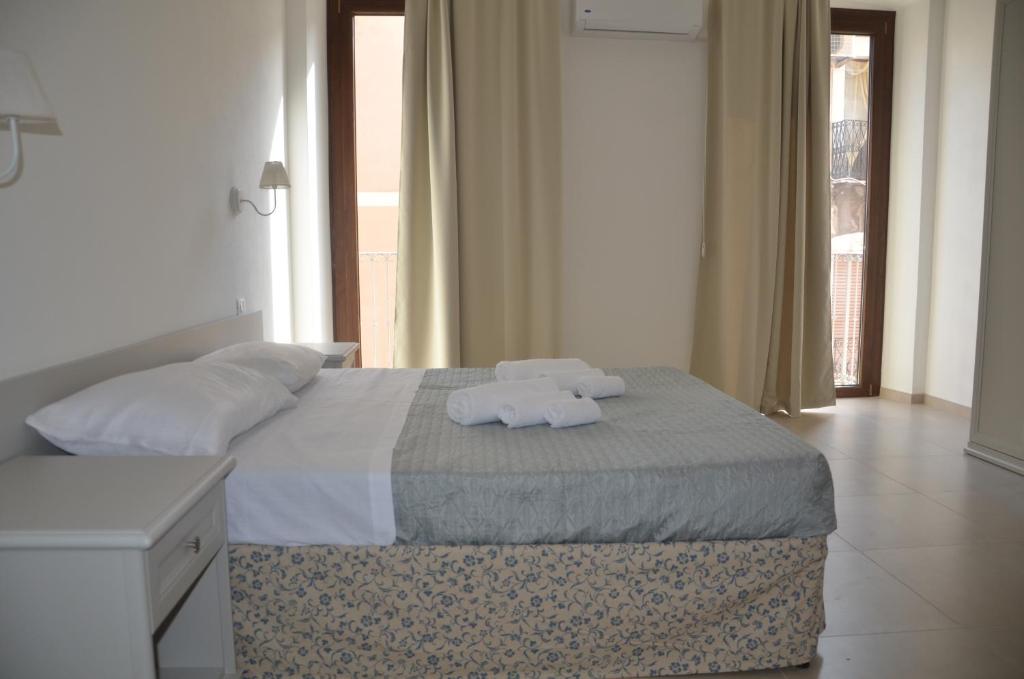 A bed or beds in a room at Belle Époque