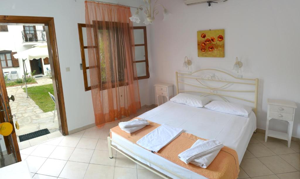 Postel nebo postele na pokoji v ubytování Villa Molos