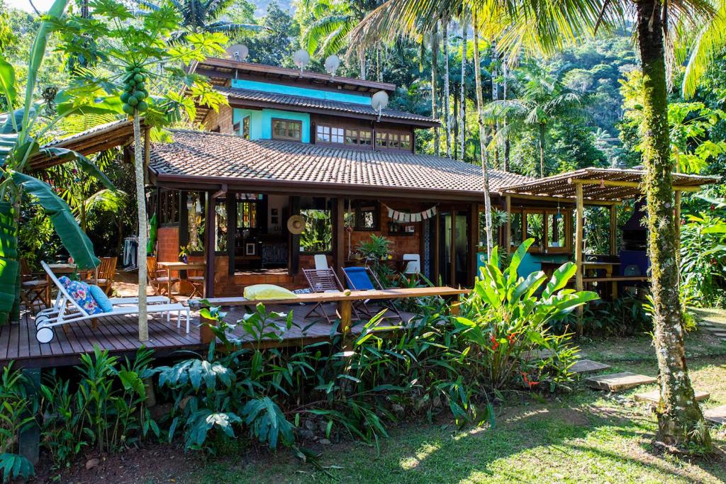 uma casa no meio de uma floresta em Casa Ka em Maresias