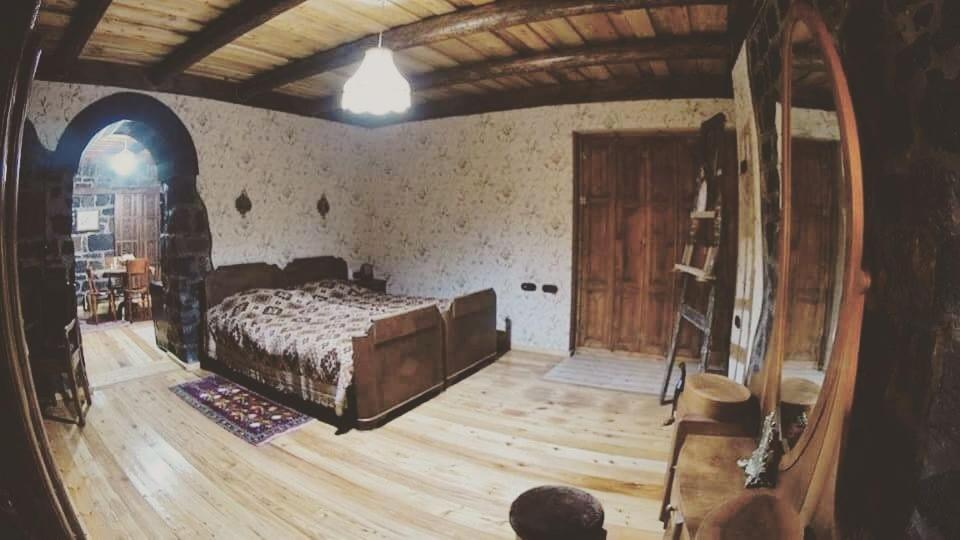 Postel nebo postele na pokoji v ubytování Hye Aspet Հայ Ասպետ