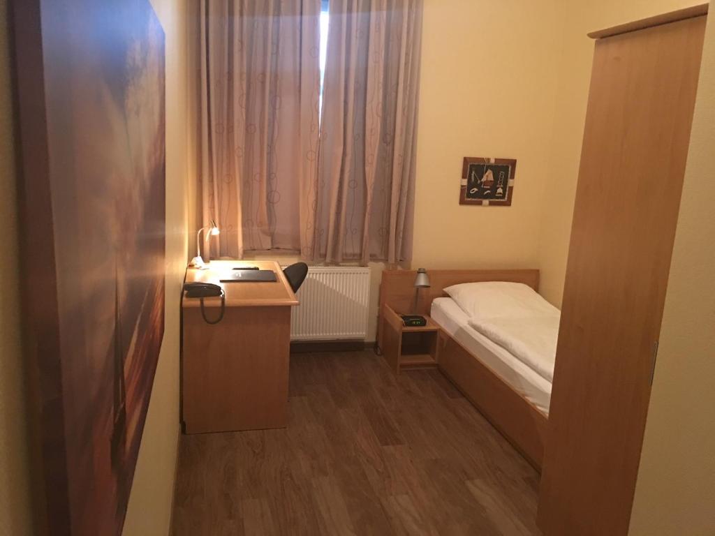 Hotel Kieler Förde & Free Parking - Single Room