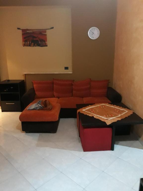sala de estar con sofá y mesa en Etnico, en Cesano Boscone