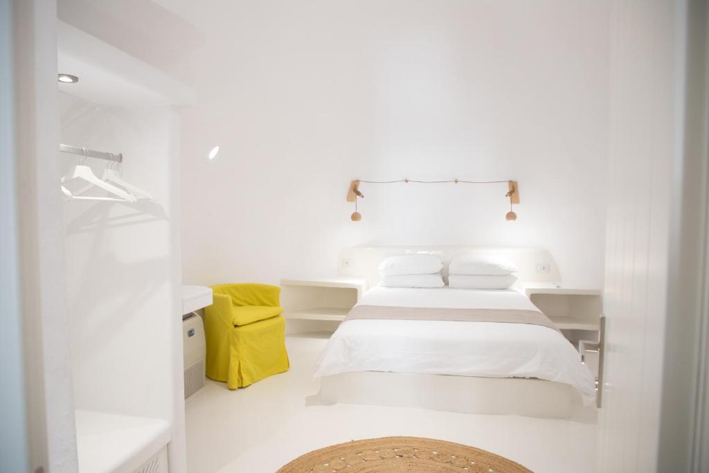 Postel nebo postele na pokoji v ubytování Aleria Luxury Cave Santorini