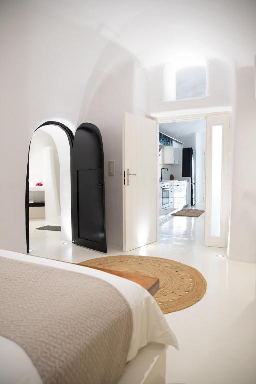 Postel nebo postele na pokoji v ubytování Aleria Luxury Cave Santorini