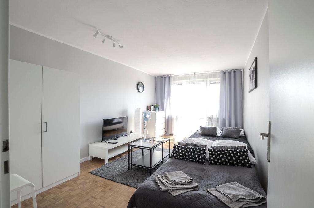 1 dormitorio con 2 camas y sala de estar en Stanisława Dubois 29, Wrocław, en Wroclaw