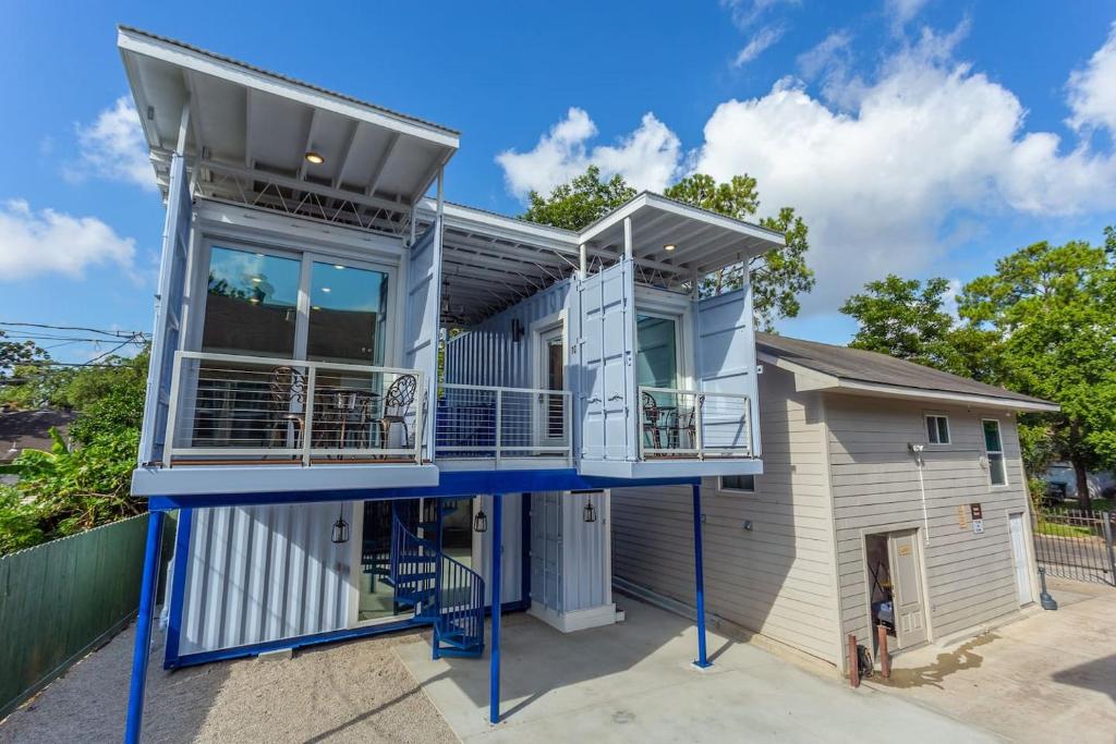 uma casa com um alpendre e uma varanda em East Downtown Micro-luxe Container Living Pod #9 em Houston