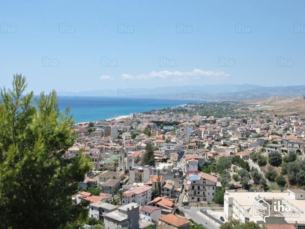 - Vistas a la ciudad y al océano en la casa blu, en Roccella Ionica
