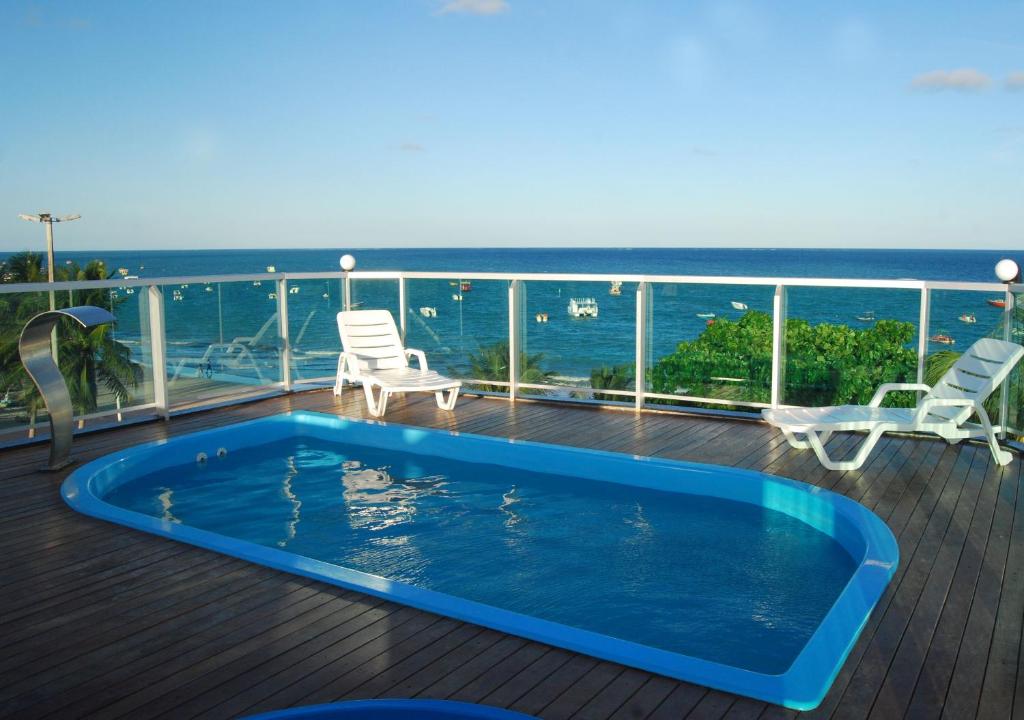 una piscina en la terraza de un crucero en Pousada Orla dos Corais en Maragogi