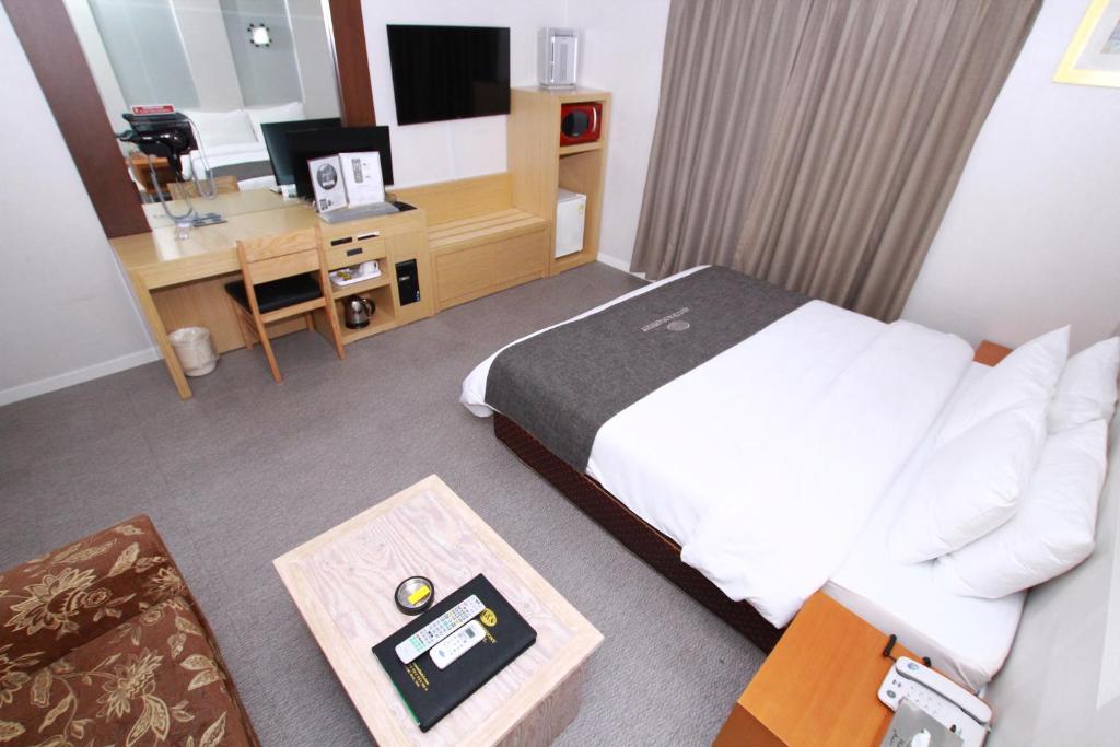 TV a/nebo společenská místnost v ubytování Symphony Hotel