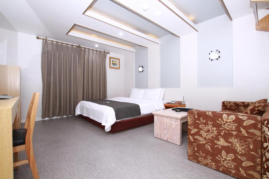 Postel nebo postele na pokoji v ubytování Symphony Hotel