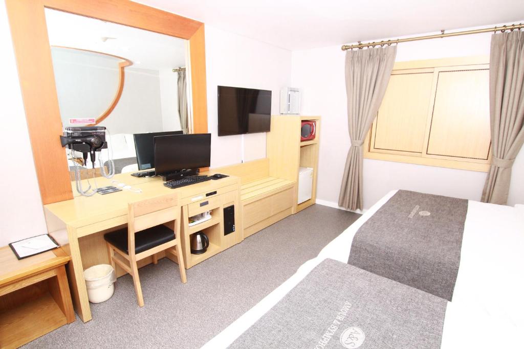 TV a/nebo společenská místnost v ubytování Symphony Hotel