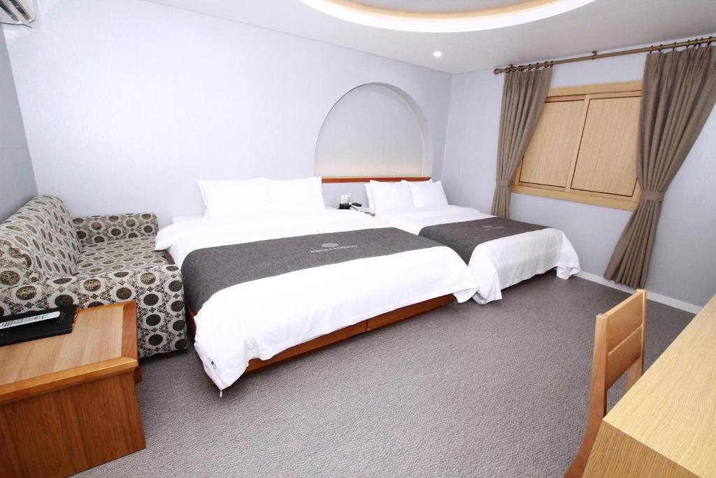 Postel nebo postele na pokoji v ubytování Symphony Hotel