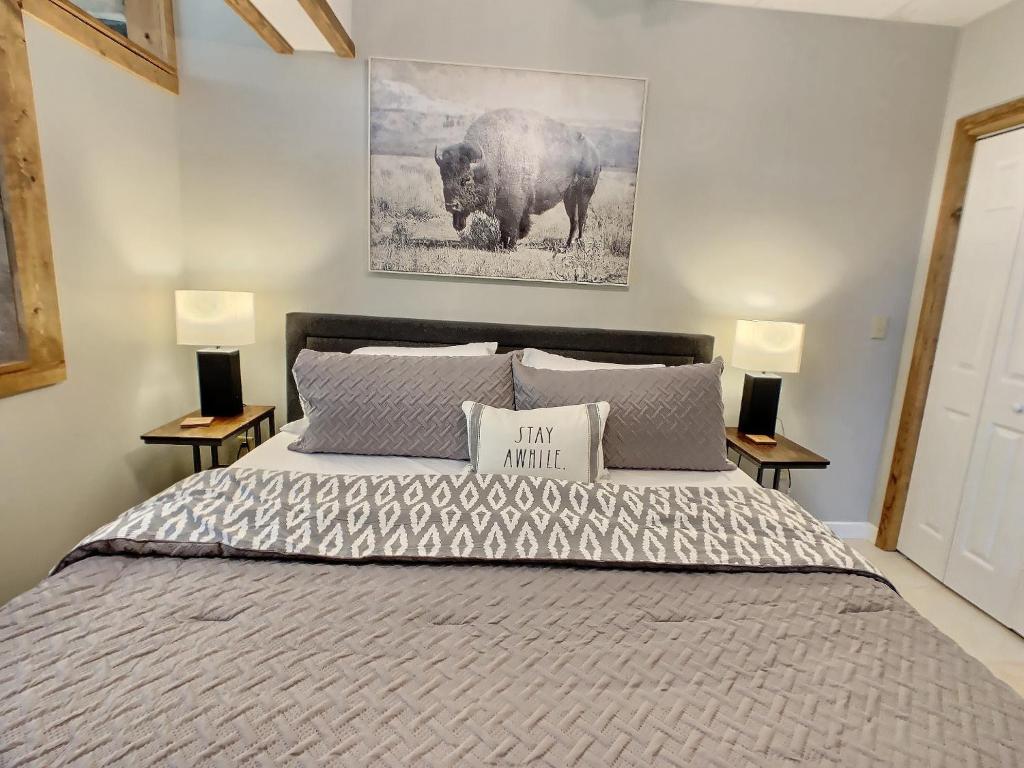 Postel nebo postele na pokoji v ubytování The Maples Apt - King Bed, Pet Friendly, Beautiful Views