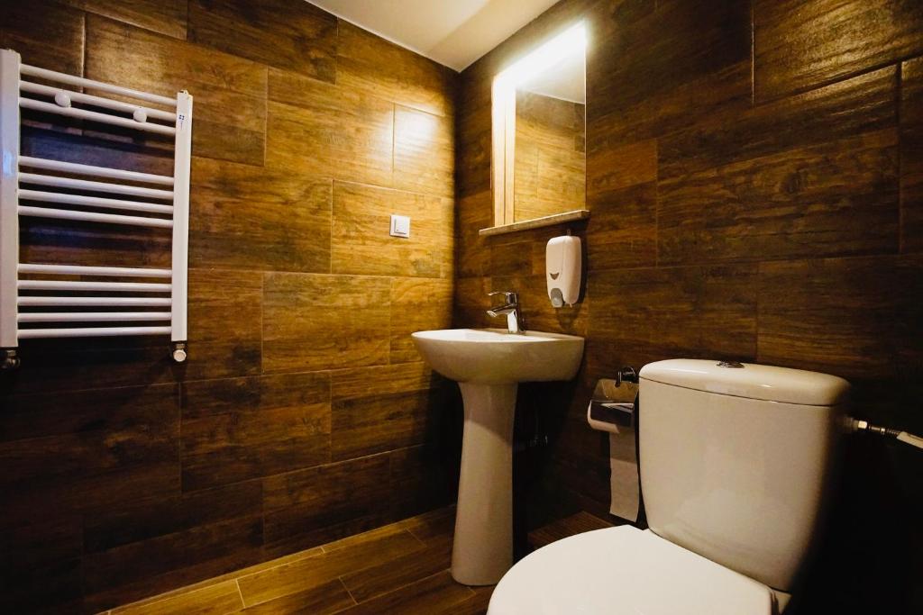 Koupelna v ubytování Byzanthin Hostel