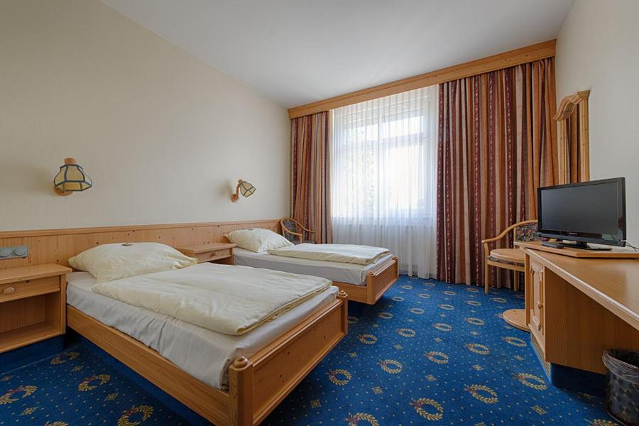 Postel nebo postele na pokoji v ubytování Hotel Kronprinz Garni