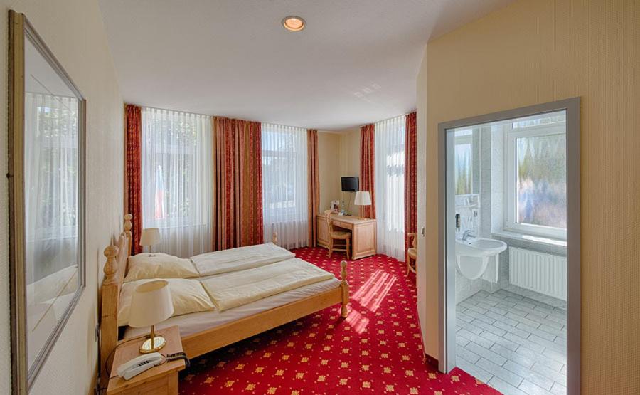 Postel nebo postele na pokoji v ubytování Hotel Kronprinz Garni