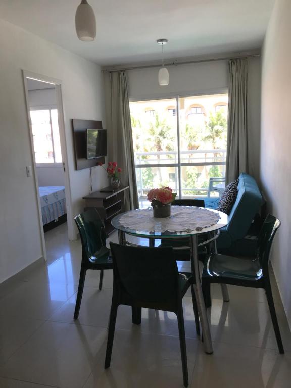 sala de estar con mesa y sillas en una habitación en VG Fun Residence- Ceará, en Fortaleza