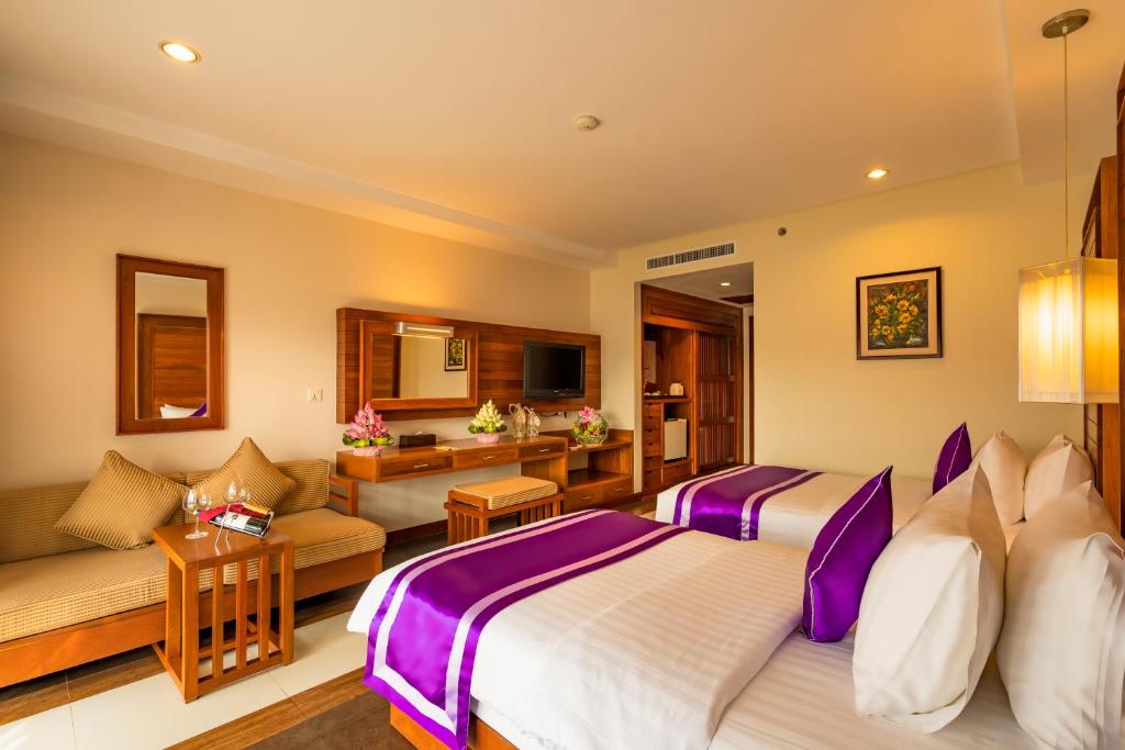 Postel nebo postele na pokoji v ubytování Angkor Miracle Resort & Spa
