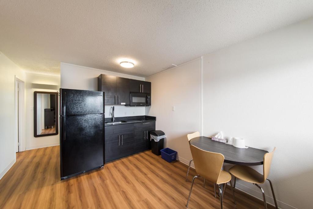 Kuchyň nebo kuchyňský kout v ubytování Motel 6-Cranbrook, BC
