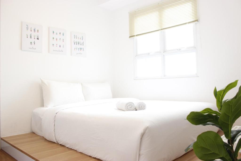 Ένα ή περισσότερα κρεβάτια σε δωμάτιο στο Classic and Comfy 2BR @ Gateway Pasteur Apartment By Travelio
