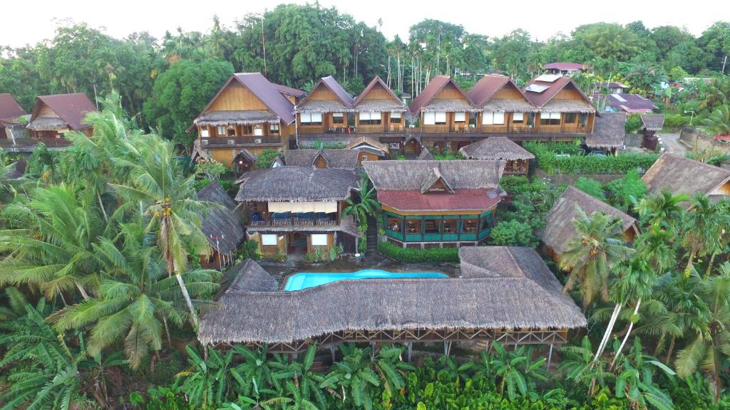 una vista aerea di un resort nella giungla di Palau Plantation Resort a Koror