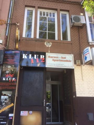 un edificio con un cartel en la parte delantera en Baross-hat 4 en Szolnok