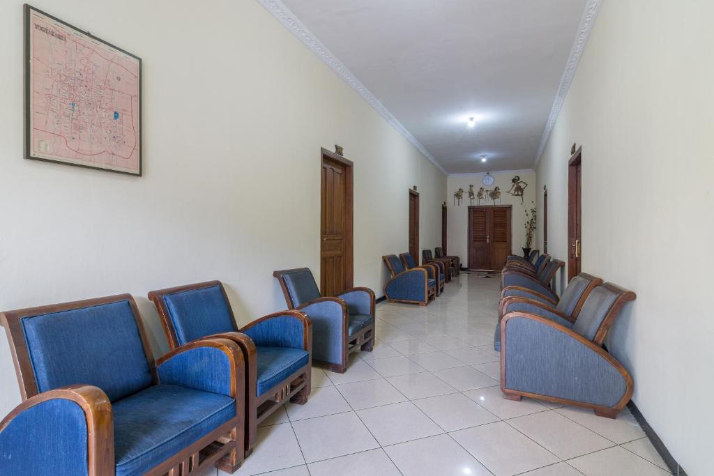 Posezení v ubytování RedDoorz At Hotel Sartika Yogyakarta