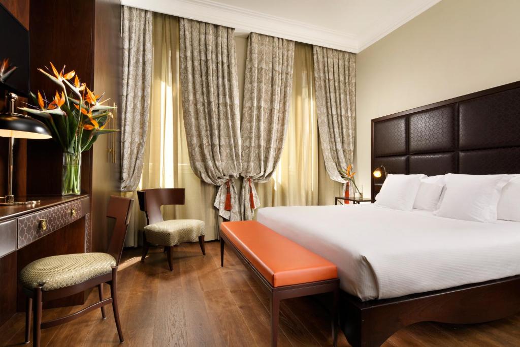Postel nebo postele na pokoji v ubytování Hotel L'Orologio Firenze - WTB Hotels