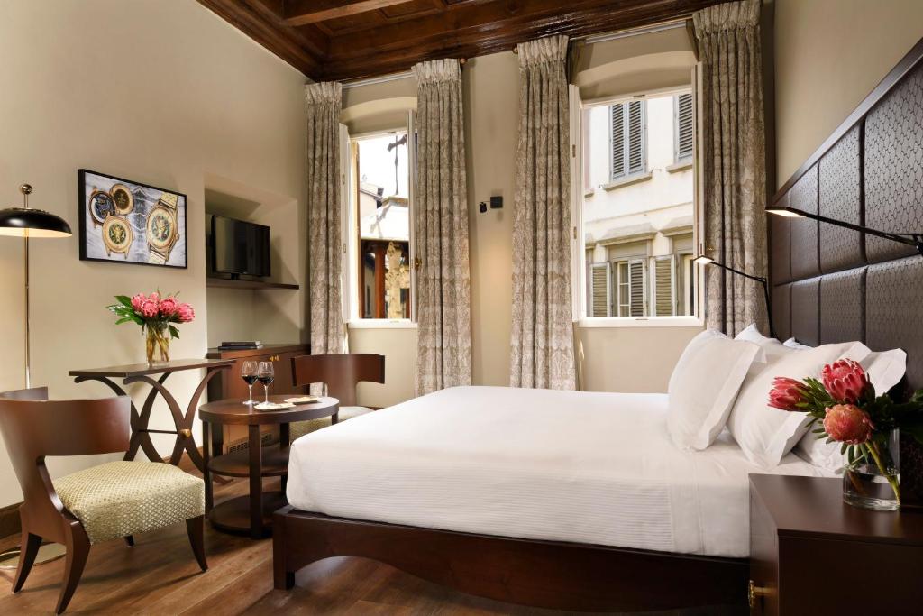 Postel nebo postele na pokoji v ubytování Hotel L'Orologio Firenze - WTB Hotels