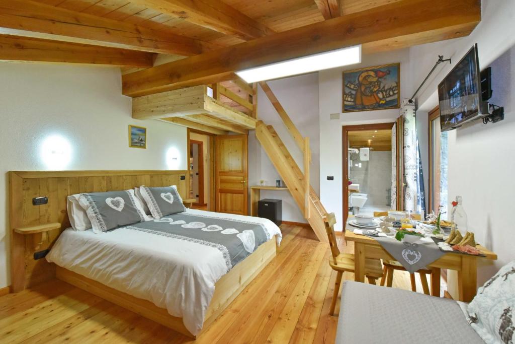 ein Schlafzimmer mit einem Bett und einem Schreibtisch in einem Zimmer in der Unterkunft La Casa Della Guida in Pontey