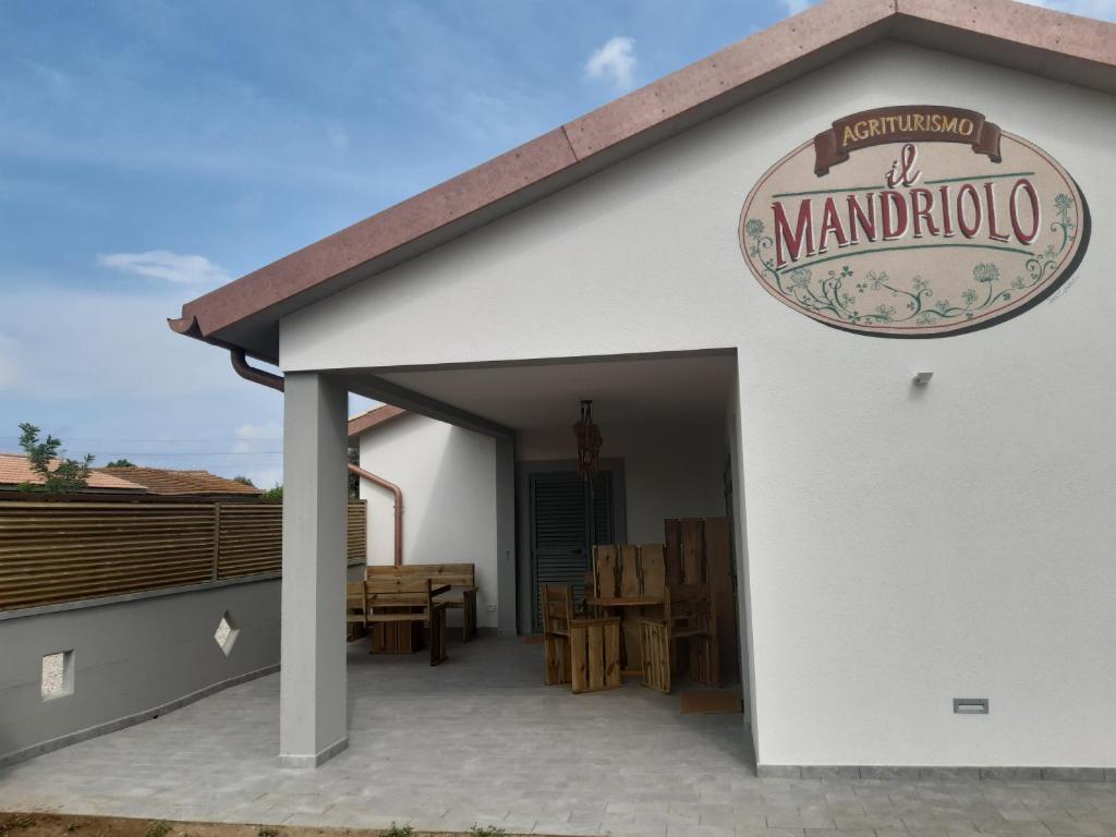 een restaurant met een bord aan de zijkant van een gebouw bij il Mandriolo in Marina di Grosseto