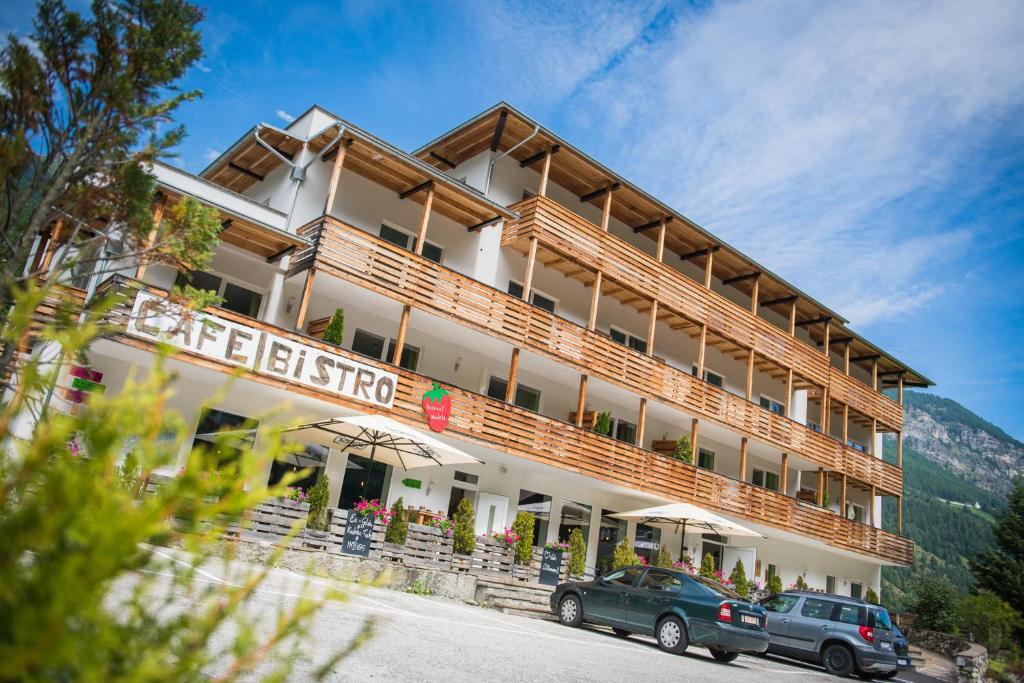 un hotel con auto parcheggiate di fronte di Residence Martell Mountains a Martello
