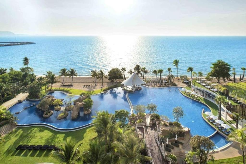 View ng pool sa Mövenpick Residence/1BR/Beach Access/Luxury Stay o sa malapit